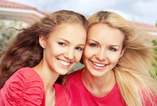 Schöne Frauen, die draußen lächeln — Stockfoto