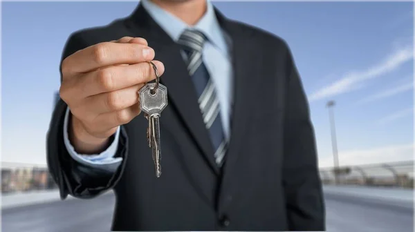 Agent nieruchomości podając klucz — Zdjęcie stockowe