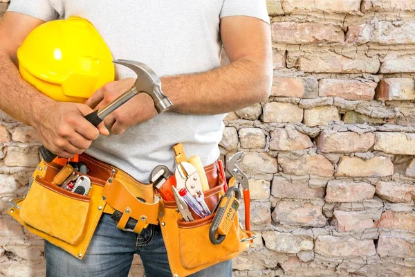 Trabajador masculino con cinturón de herramientas —  Fotos de Stock