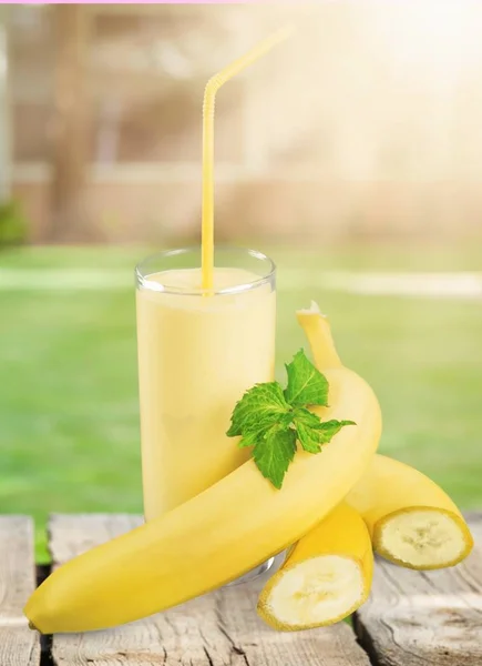 Bananes fraîches mûres et smoothie — Photo