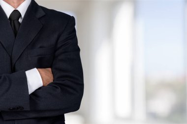kollarını çapraz duran işadamı