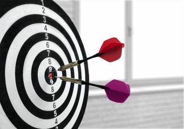 İzole edilmiş okları olan dart tahtası 