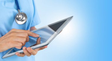 tablet pc ile çalışan doktor