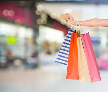 alışveriş torbaları ve kart kadın ile