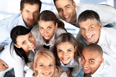 gülümseyen genç iş adamları