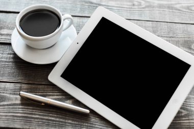 tablet kahve ve metal kalem