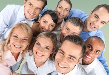 gülümseyen genç iş adamları