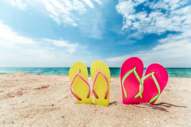 Plaj flip-flop çiftleri