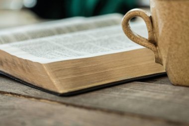 Masanın üzerinde kitabı aç