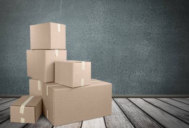 Yığılmış karton kutular