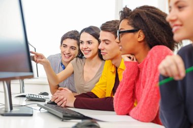 bilgisayar ile öğrenci grubu