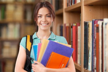 genç kız öğrenci dizüstü bilgisayarlar ile