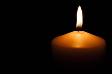 Geceleri yanan Noel mum