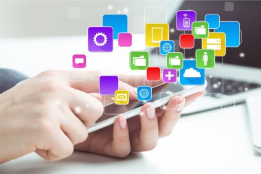 Dijital tablet tutan kadın