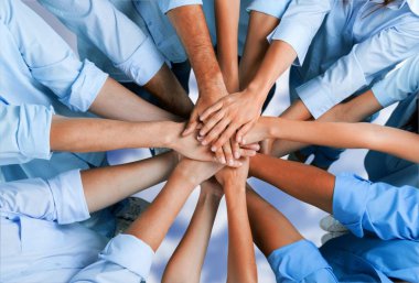 El ele tutuşan insanlar 