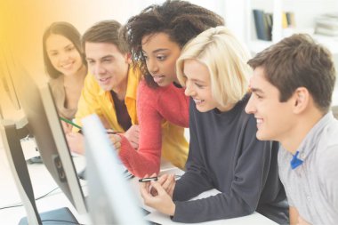 bilgisayar ile öğrenci grubu