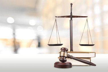 Adalet ölçekler ve tahta tokmak