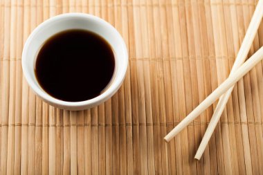 soya sosu ve yemek çubukları