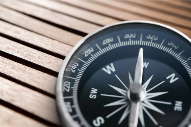 Antika pirinç pusula 