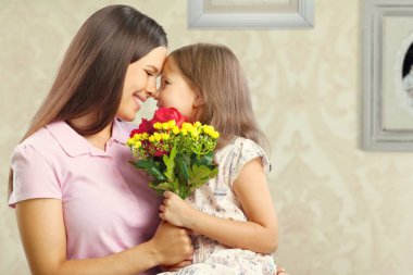 Çiçekli anne ve kızı.