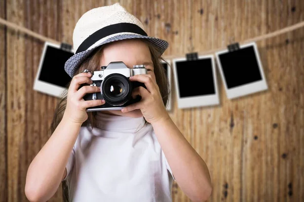 Bambina con fotocamera vintage — Foto Stock