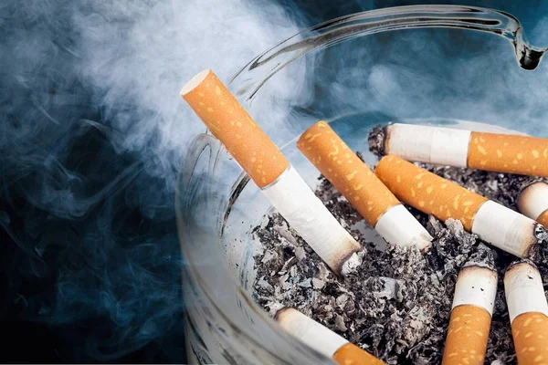 Cenicero y cigarrillos ahumados — Foto de Stock