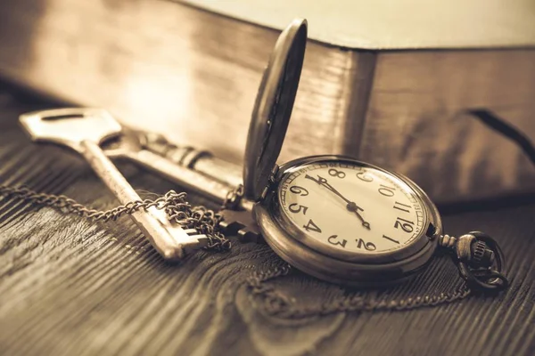 Zakhorloge en oud boek — Stockfoto