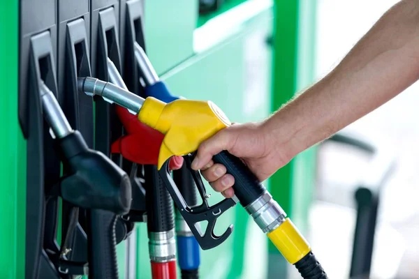 Pumpa gas på bensinpump — Stockfoto