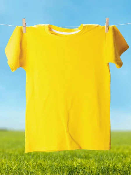 Tričko, které visí na prádelní šňůře — Stock fotografie