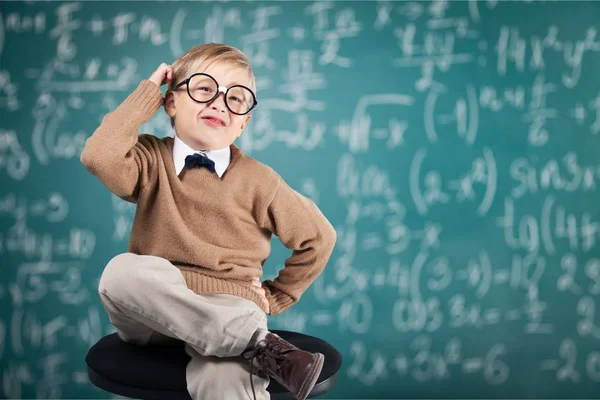 Niño en gafas pensando —  Fotos de Stock