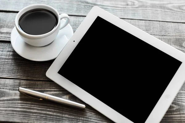 Tablet mit Kaffee und Metallstift — Stockfoto