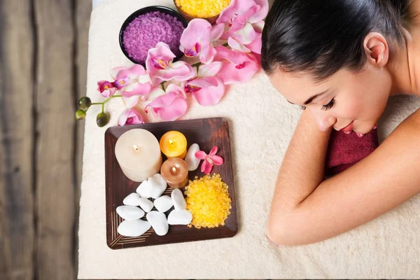 Woman relaxing in spa salon — Stock Photo, Image