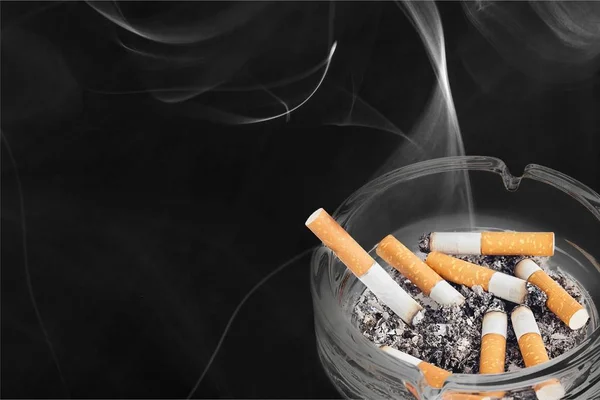 Cinzeiro e cigarros fumados — Fotografia de Stock