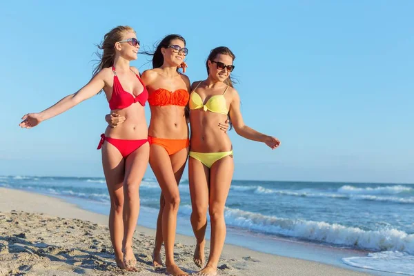 Jeunes femmes marchant au bord de la mer — Photo