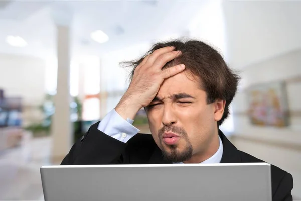 Uomo d'affari stressato con laptop — Foto Stock