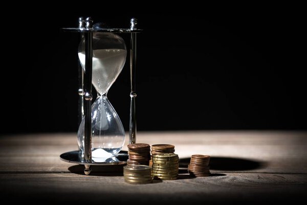 Песок бежит в песочных часах
