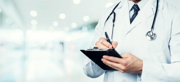 Läkare med stetoskop holding tablett — Stockfoto