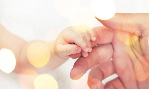 Baba bebek elini tutarak — Stok fotoğraf