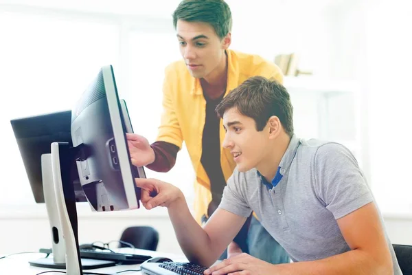 Homens de negócios com computador conversando — Fotografia de Stock