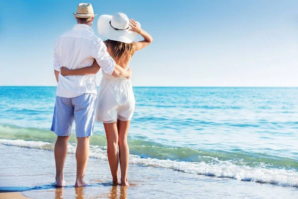 Kumsalda yürüyen mutlu çift