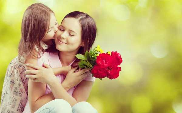 Mulher com menina e flores — Fotografia de Stock