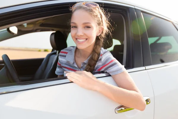 Junge glückliche Frau im Auto — Stockfoto