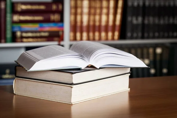 Gestapelde boeken op Bureau — Stockfoto