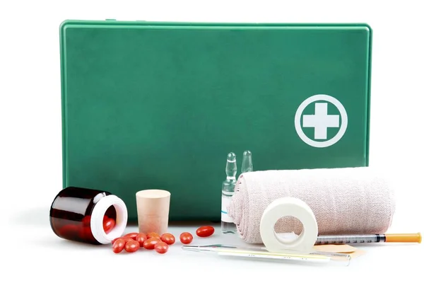 Kit de primeros auxilios con suministros médicos — Foto de Stock