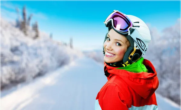 Szczęśliwy młodych kobiet snowboardzista — Zdjęcie stockowe