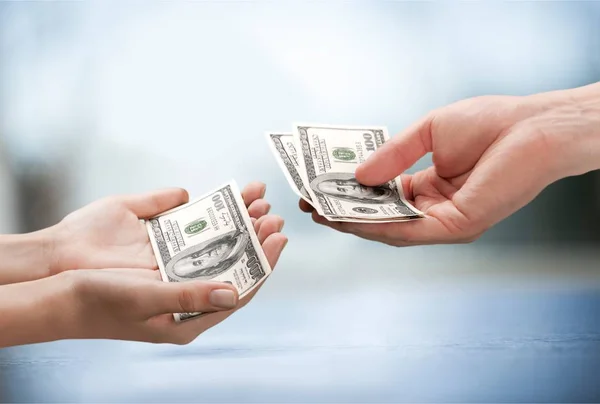 Dar as mãos com dólares — Fotografia de Stock