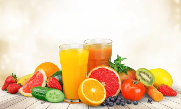 Leckere Früchte und Saft mit Vitaminen — Stockfoto