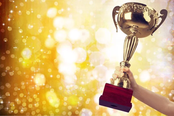 Mano de niño celebración campeón taza — Foto de Stock