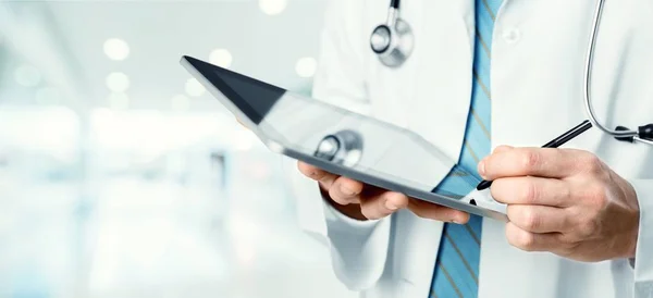 Tablet pc를 사용 하는 의사 — 스톡 사진