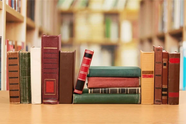 Alte Bücher in einer Reihe — Stockfoto